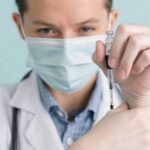 Вакцинация для взрослых: как составить индивидуальный план вместе с врачом и не упустить важное